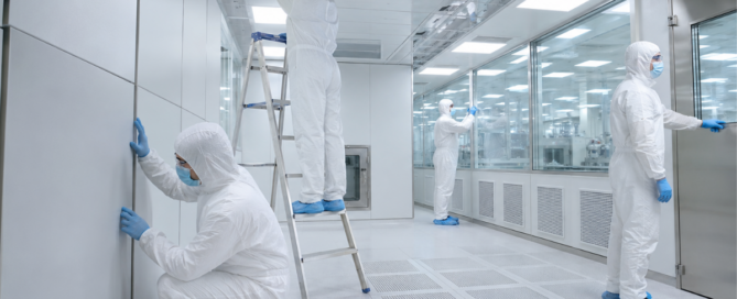 How Cleanroom Constructors Reduce Contamination Risks
